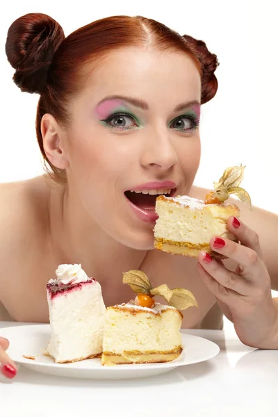 Красива молода жінка їсть смачний торт — стокове фото