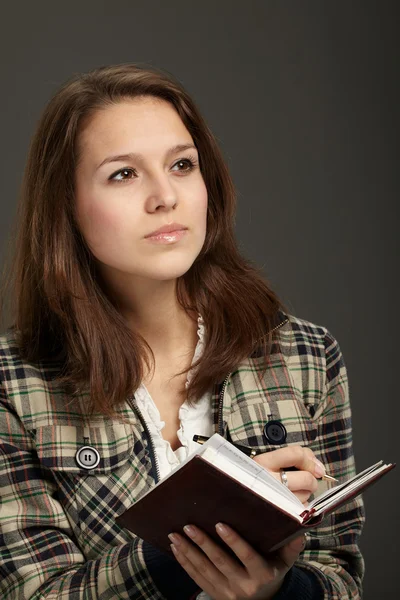 Hermosa joven con cuaderno — Foto de Stock