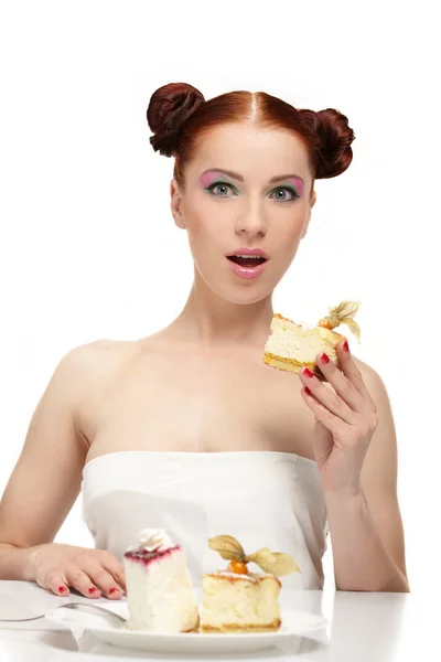 Красивая молодая женщина ест вкусный торт — стоковое фото