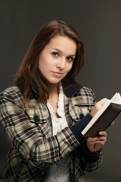 Schöne junge Frau mit Notizbuch — Stockfoto