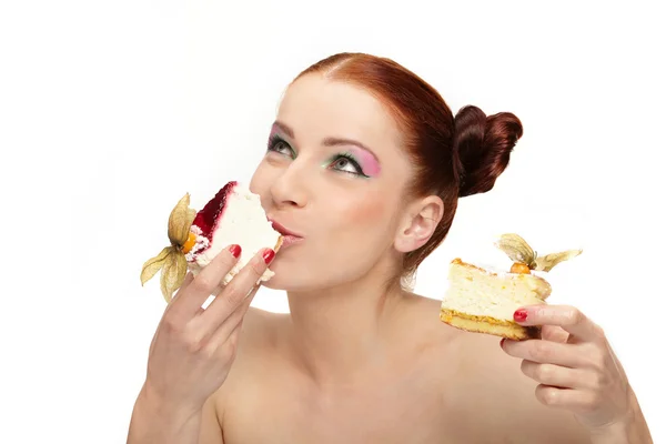 Красива молода жінка їсть смачний торт — стокове фото