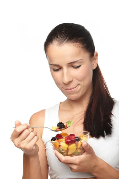 Femme mangeant une salade de fruits — Photo