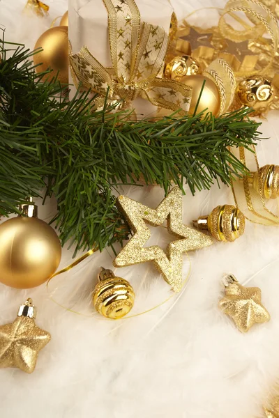 Goldene Weihnachtskugeln — Stockfoto