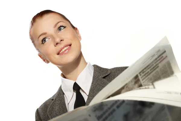 Geschäftsfrau mit Zeitung — Stockfoto