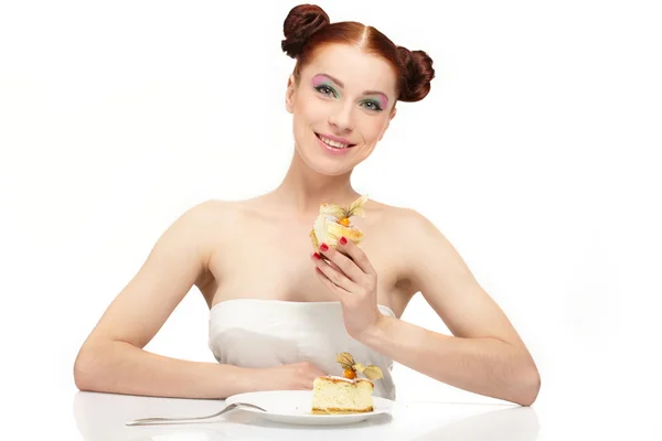 De mooie jonge vrouw eten smakelijke taart — Stockfoto