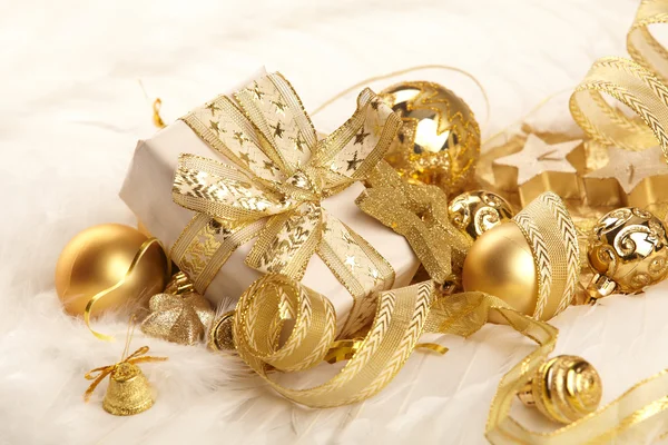 Gouden kerstballen — Stockfoto