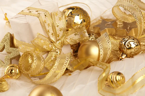 Gouden kerstballen — Stockfoto