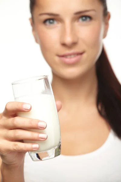 Jonge vrouw met glas melk — Stockfoto