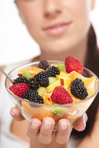 Vrouw eten fruitsalade — Stockfoto