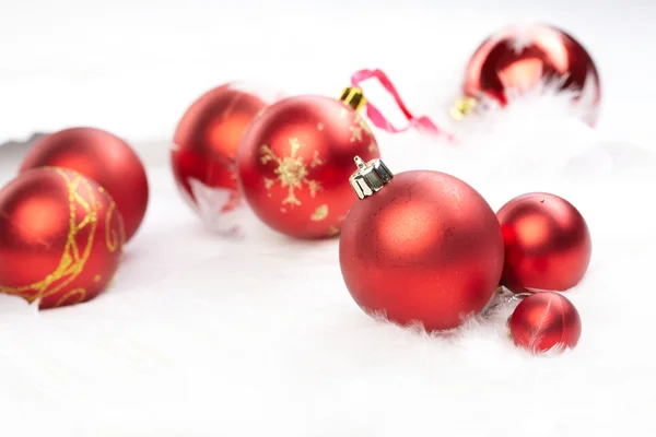 Χριστουγεννιάτικες μπάλες στο λευκό φόντο — Φωτογραφία Αρχείου