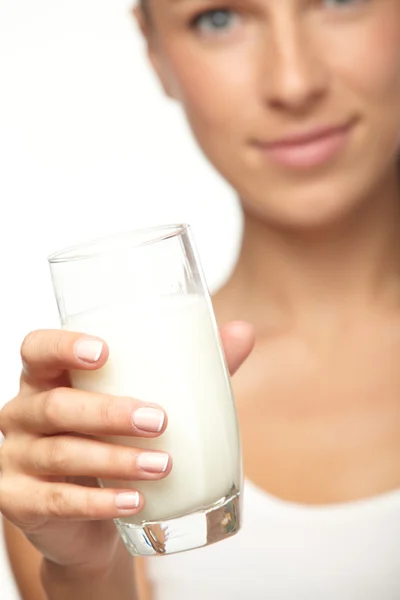 Jeune femme avec verre de lait — Photo