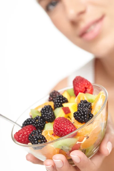 Kvinna äta fruktsallad — Stockfoto