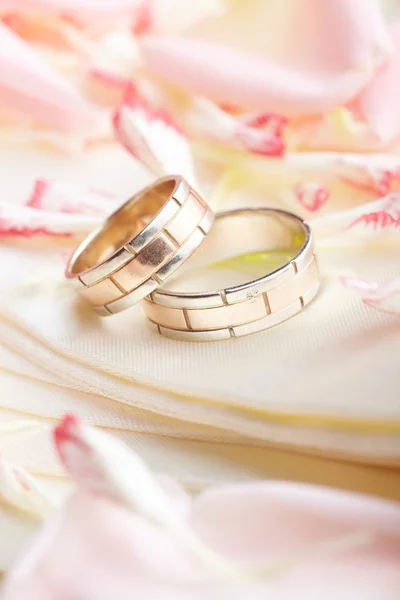 金戒指和玫瑰花瓣 — 图库照片