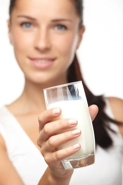 Молодая женщина со стаканом молока — стоковое фото