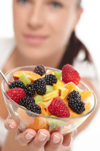 Frau isst Obstsalat — Stockfoto