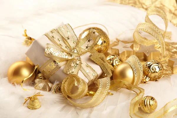 Goldene Weihnachtskugeln — Stockfoto
