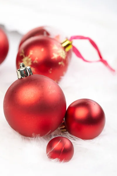 Χριστουγεννιάτικες μπάλες στο λευκό φόντο — Φωτογραφία Αρχείου
