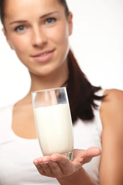 Ung kvinna med glas mjölk — Stockfoto