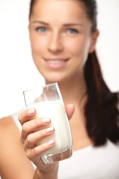 우유의 유리를 가진 젊은 여자 — 스톡 사진