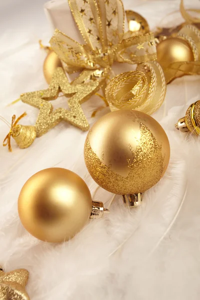 Arany karácsonyi labdák — Stock Fotó