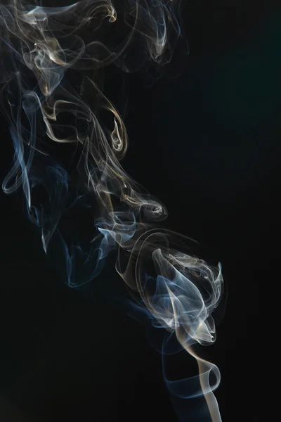Rök på den svarta bakgrunden — Stockfoto