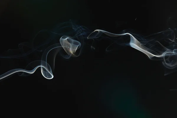 Rök på den svarta bakgrunden — Stockfoto
