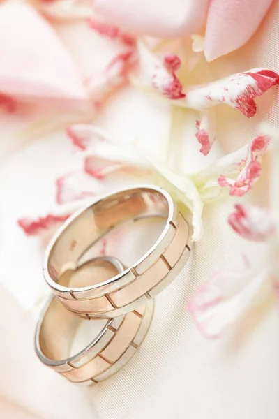 Golden rings and rose petals Royalty Free Stock Photos