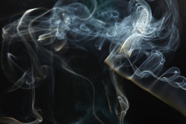 dumanı siyah arkaplanda