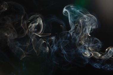 dumanı siyah arkaplanda