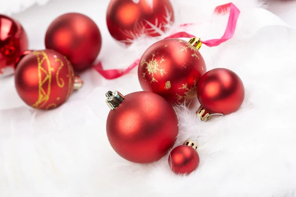 Kerstballen op de witte achtergrond — Stockfoto