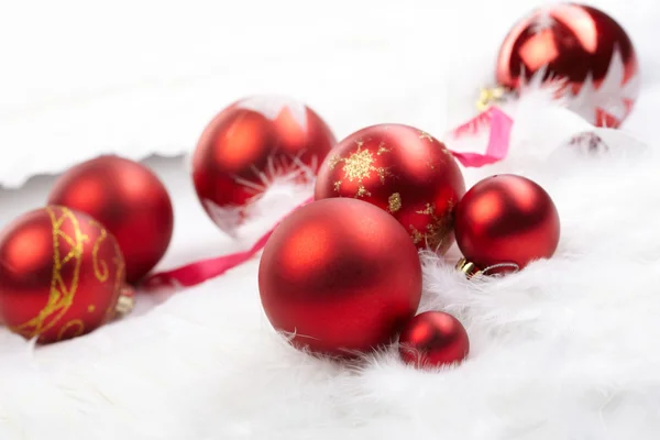 Bolas de Navidad sobre el fondo blanco — Foto de Stock