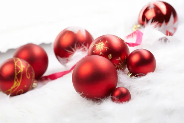 Boules de Noël sur le fond blanc — Photo