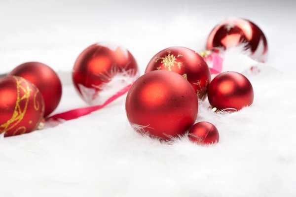 Weihnachtskugeln auf weißem Hintergrund — Stockfoto