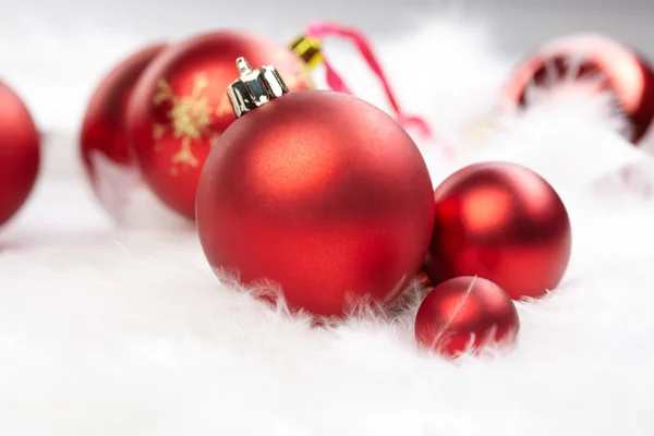하얀 배경에 있는 크리스마스 장식 — 스톡 사진