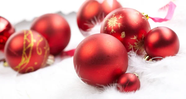 Karácsony labdák a fehér háttér — Stock Fotó