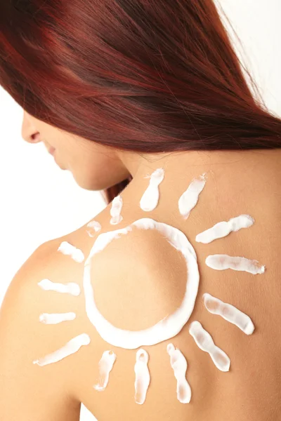 Femme avec crème solaire en forme de soleil — Photo