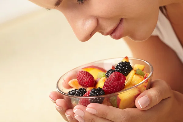 Vrouw eten fruitsalade — Stockfoto