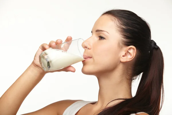 Bir bardak süt ile genç kadın — Stok fotoğraf