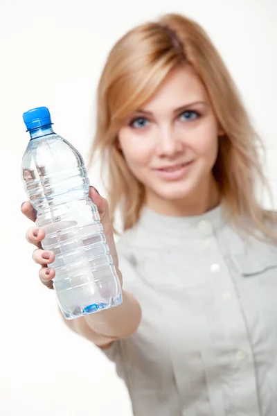 Ung kvinna med vatten — Stockfoto