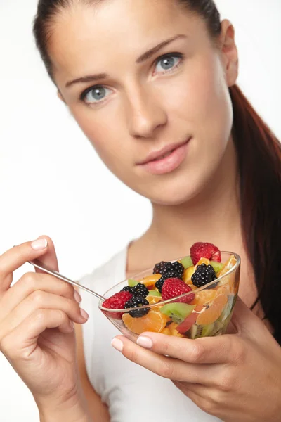 Kvinna äta fruktsallad — Stockfoto