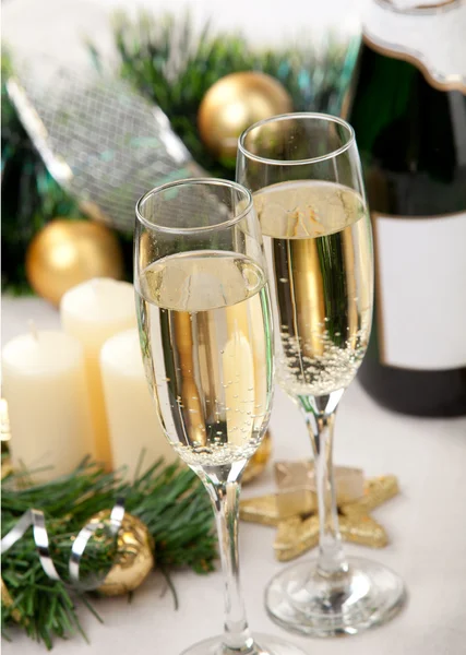 Las copas del champán a la noche de Año Nuevo —  Fotos de Stock