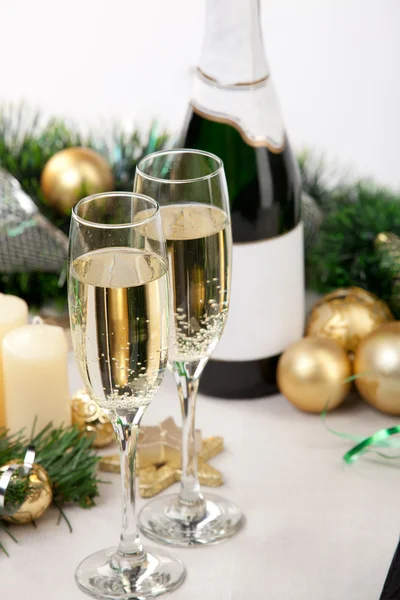 Copos de champanhe na véspera de Ano Novo — Fotografia de Stock