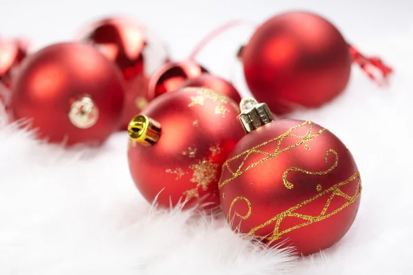 Рождественские шары на белом фоне — стоковое фото