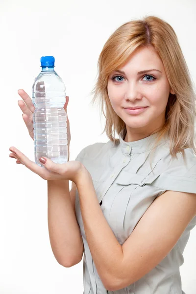 Mujer joven con agua — Foto de Stock
