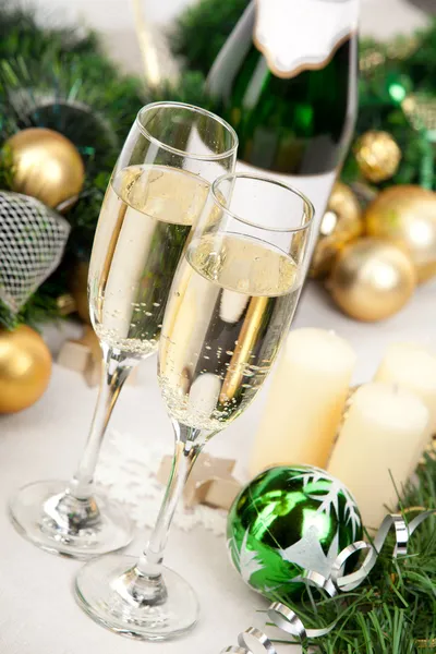 Copos de champanhe na véspera de Ano Novo — Fotografia de Stock