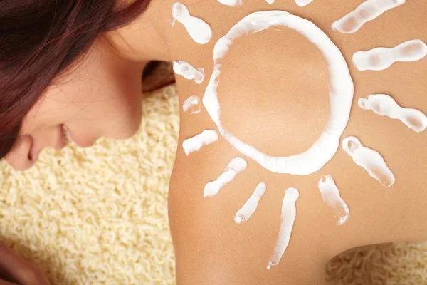 Женщина с солнцезащитным кремом — стоковое фото