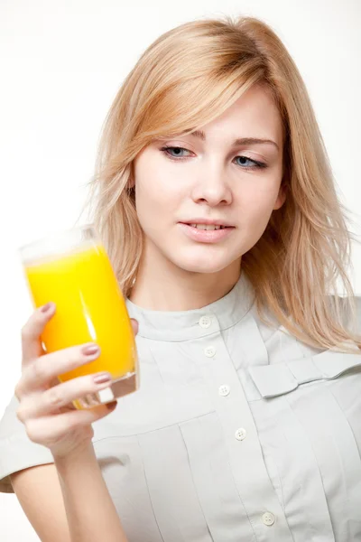 Młoda kobieta ze soku pomarańczowego — Zdjęcie stockowe