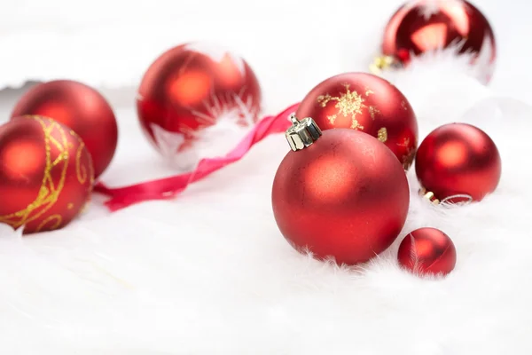 Weihnachtskugeln auf weißem Hintergrund — Stockfoto