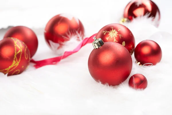 Kerstballen op de witte achtergrond — Stockfoto