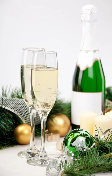 Las copas del champán a la noche de Año Nuevo —  Fotos de Stock